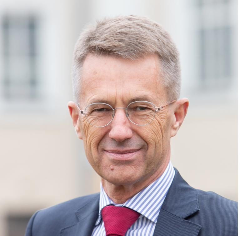 Portrait of Dr Peter Crow, CMInstD.